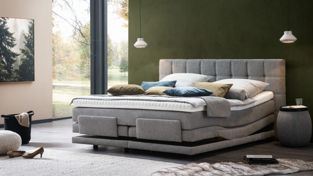 Boxspringbett mit Kissen und Zudecke