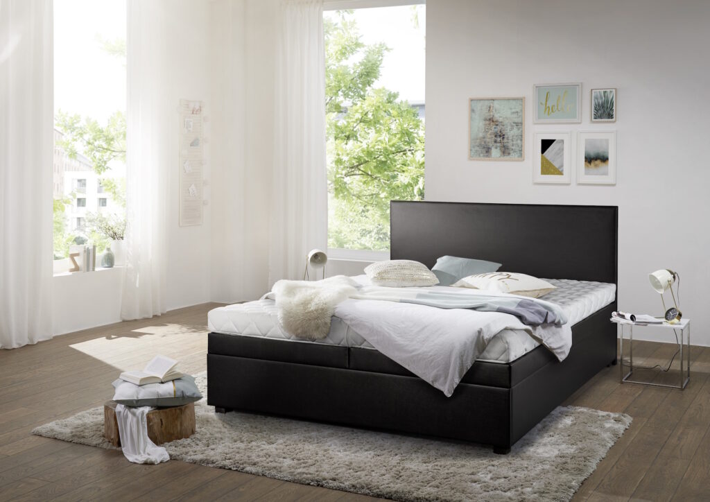 schwarzes Wasserbett mit Kopfteil