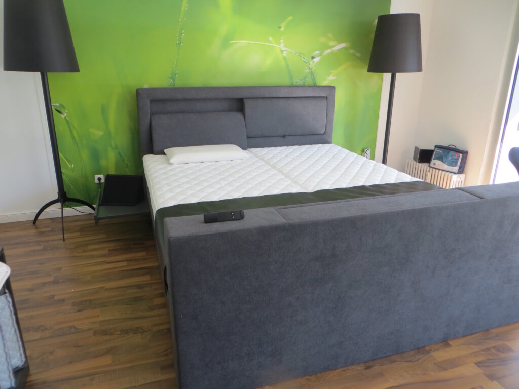 Wasserbett mit TV Box